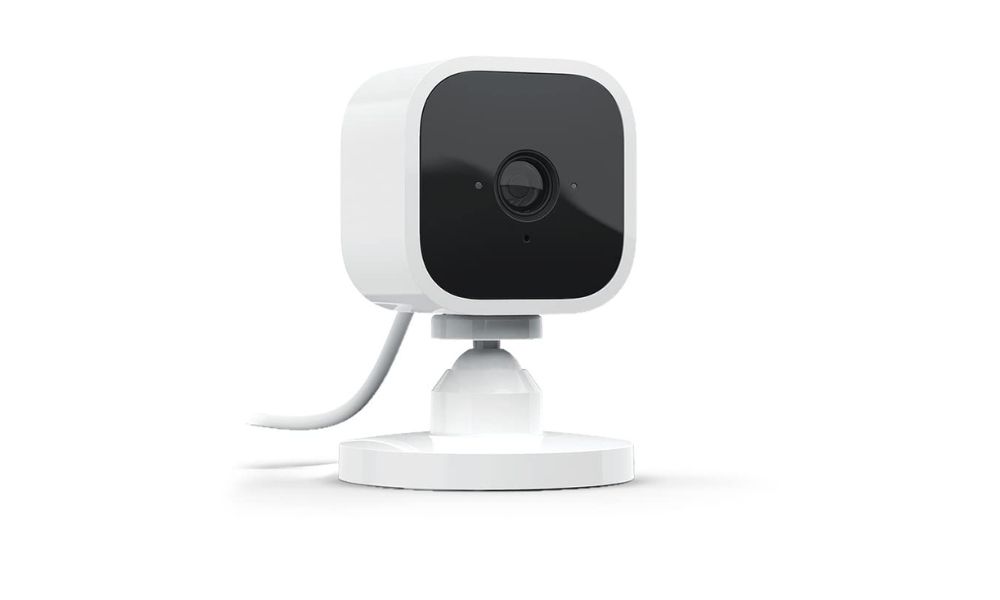 Mini cámara de vigilancia de Amazon de color blanco